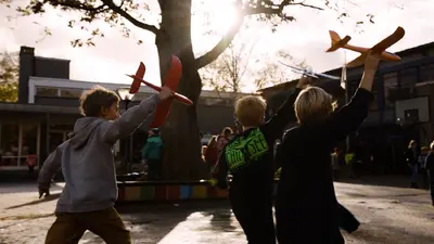 jungs-mit-flugzeug_gottfried-kinkel-grundschule.jpg